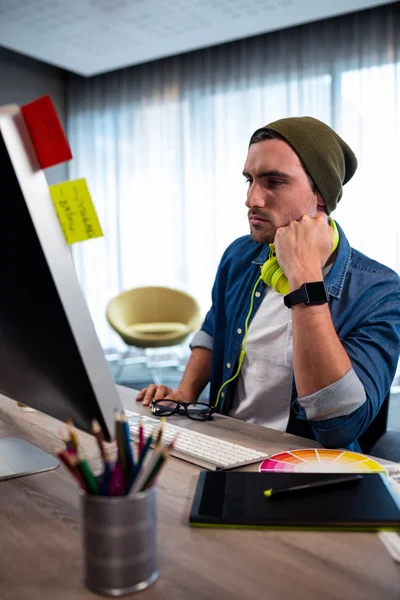 Hipster uomo che lavora con auricolare audio — Foto Stock