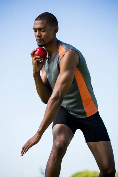 Αθλητής έτοιμος να ρίξει μπάλα σφαιροβολίας — Φωτογραφία Αρχείου