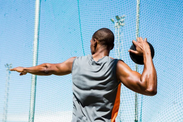 Athlete about to throw a discus — Stock Photo, Image
