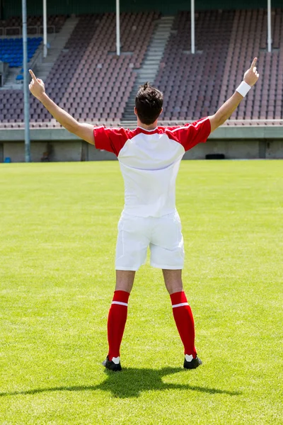 Emocionado jugador de fútbol en el estadio —  Fotos de Stock