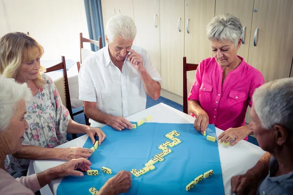 Grupo de idosos jogando dominó — Fotografia de Stock