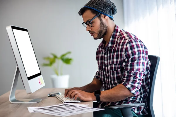 Hombre serio trabajando en el escritorio de la computadora —  Fotos de Stock