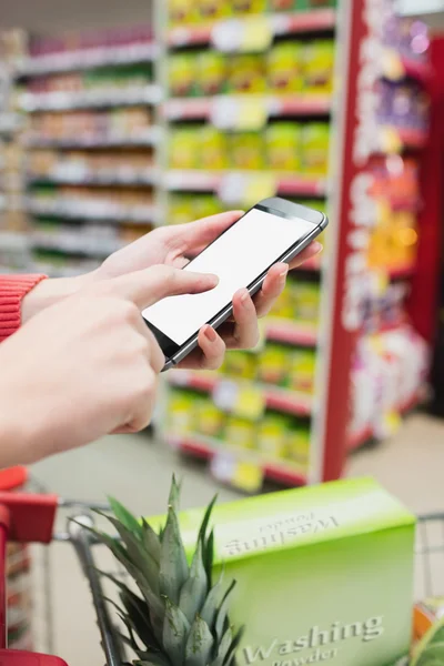 Focus op de voorgrond van de vrouw haar mobiele telefoon aan te raken — Stockfoto