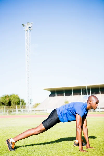 Atleta calentándose en un estadio — Foto de Stock