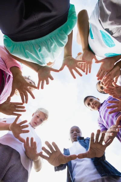 Focus op de handen van de kinderen — Stockfoto