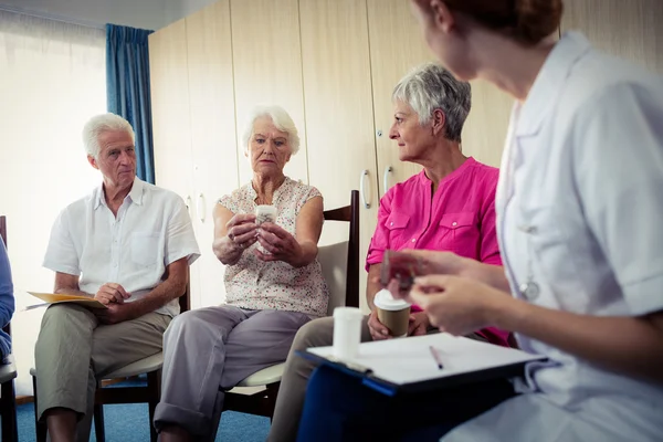 Senioren praten met verpleegkundige — Stockfoto