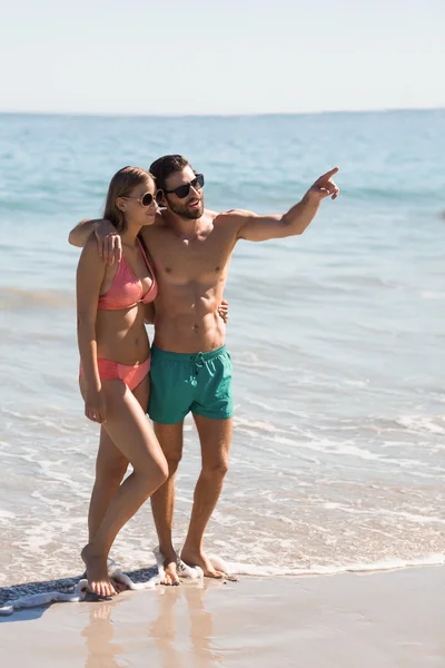 Pareja abrazándose en la playa — Foto de Stock