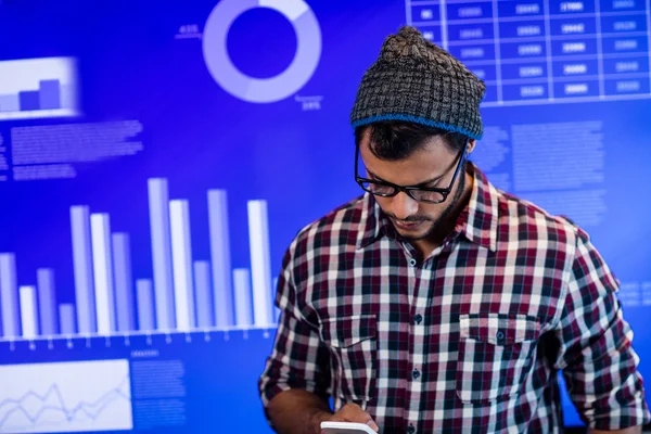 Hipster man met smartphone — Stockfoto