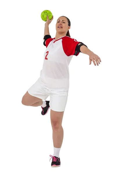 Sportlerin wirft einen Ball — Stockfoto