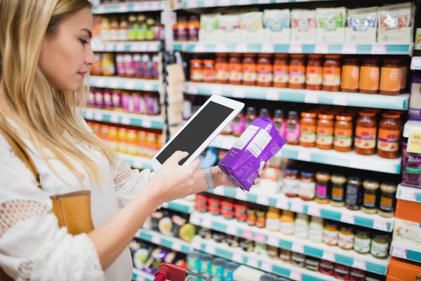 Vrouw scannen rijst met tablet pc — Stockfoto