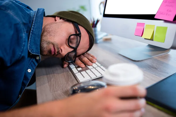Hipster homem de negócios dormindo na mesa — Fotografia de Stock