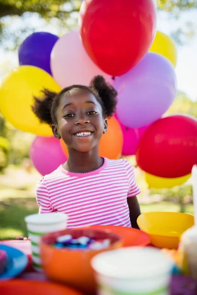 Dívka s úsměvem během oslava narozenin — Stock fotografie