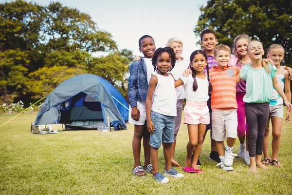 Des enfants souriants posant ensemble — Photo