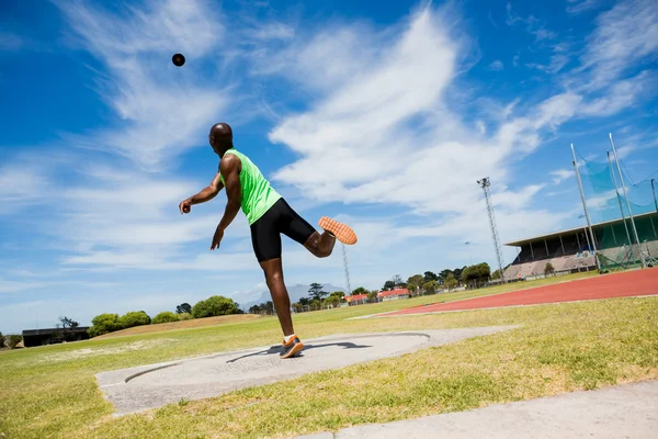 Atleet foute kogelstoten bal — Stockfoto