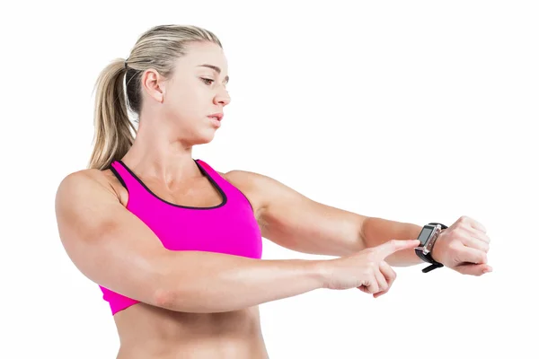 Vrouwelijke atleet met behulp van haar slimme horloge — Stockfoto