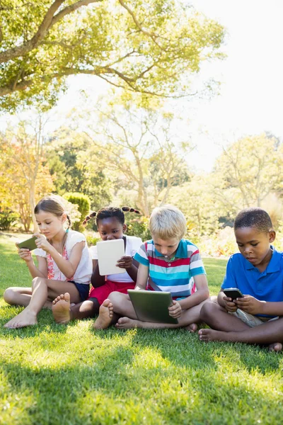 Niños usando tecnología — Foto de Stock