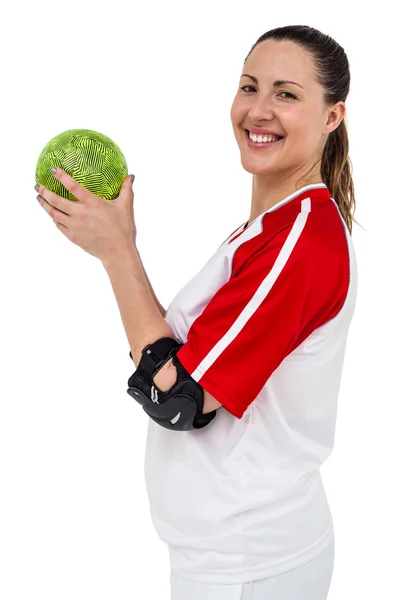 Спортсменка позує з м'ячем — стокове фото