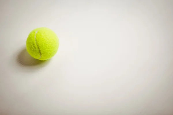 Tennisboll på vit — Stockfoto