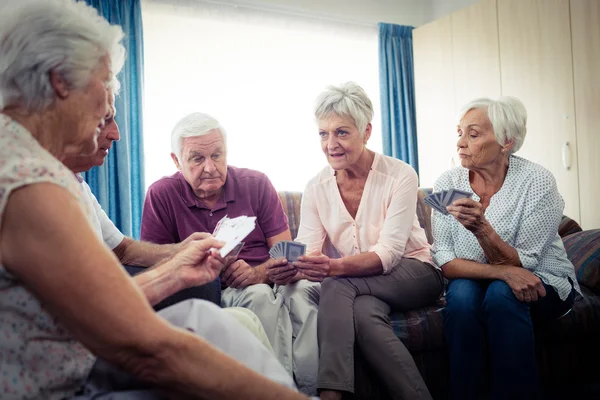 Grupo de idosos jogando cartas — Fotografia de Stock