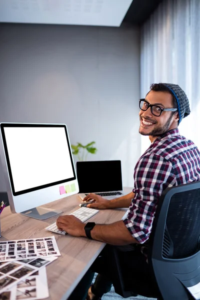 Man working at computer desk — Stock Photo, Image