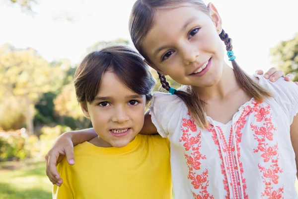 Bruder und Schwester posieren — Stockfoto