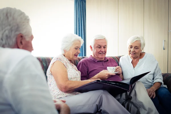 Seniors εξετάζοντας εικόνες — Φωτογραφία Αρχείου