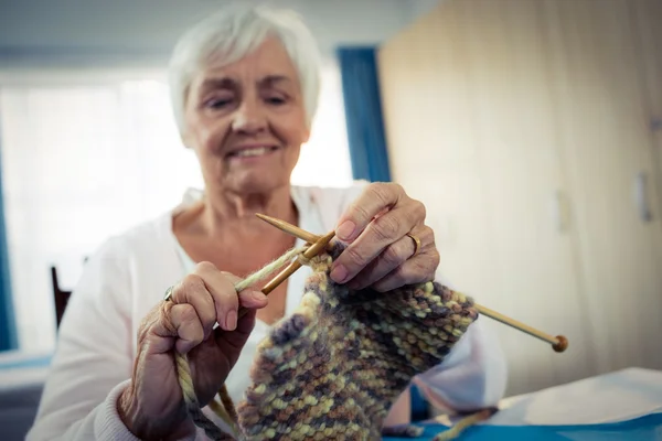 Senior vrouw naaien — Stockfoto