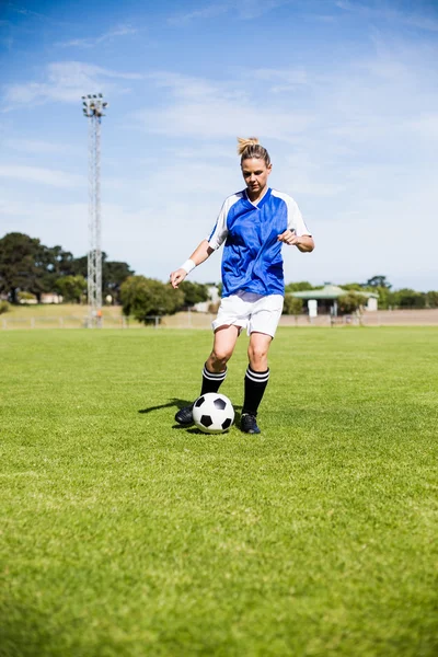 Futbolista femenina practicando fútbol — Foto de Stock