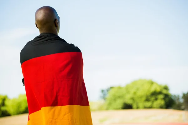 Atleta con bandera alemana envuelta —  Fotos de Stock