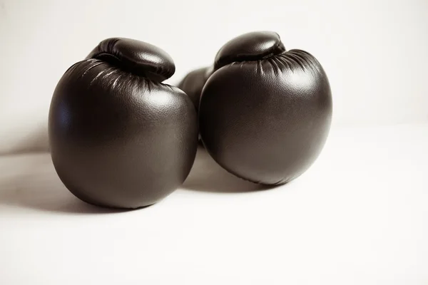 Gants de boxe sur blanc — Photo