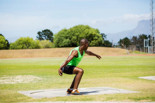 Atleet voorbereiding kogelstoten bal te gooien — Stockfoto