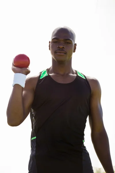 Atleta masculino segurando tiro colocar bola — Fotografia de Stock