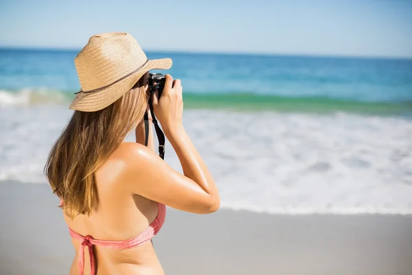 Mujer en bikini tomando fotografías — Foto de Stock