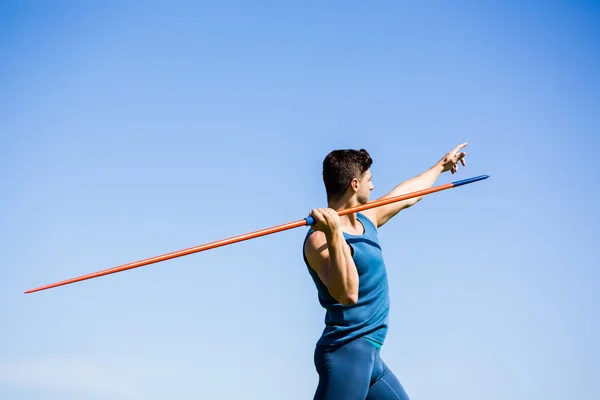 Atleta a punto de lanzar una jabalina — Foto de Stock