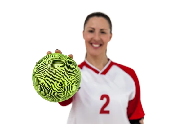 Женщина, держащая мяч — стоковое фото