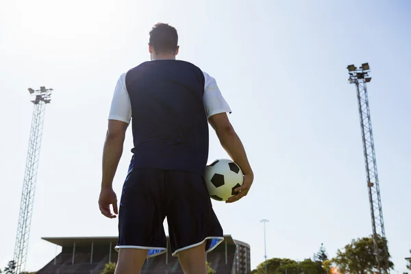 Bir top ile ayakta futbolcu — Stok fotoğraf