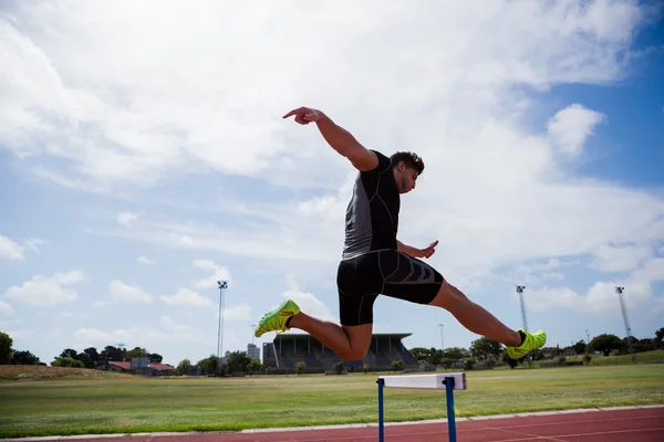 선수는 장애물 위에 점프 — 스톡 사진