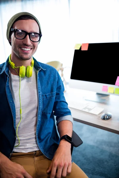 Sonriente hipster empresario posando —  Fotos de Stock