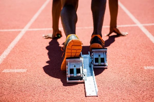 Füße eines Athleten auf dem Startblock — Stockfoto