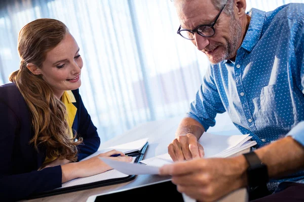 Twee zakenmannen die een document leest — Stockfoto