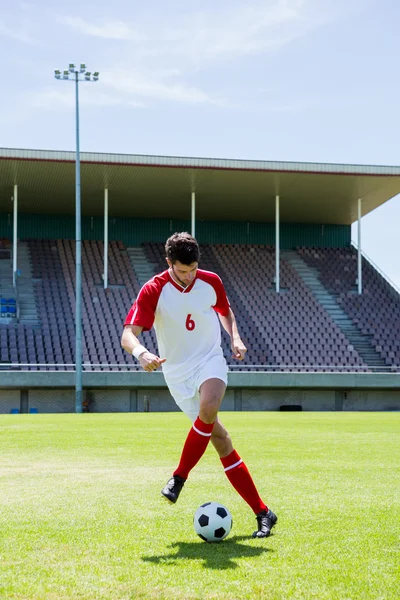 Jogador de futebol praticando futebol — Fotografia de Stock