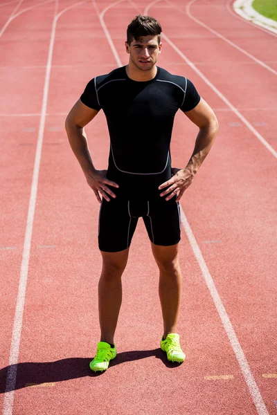 Atleta em pé na pista de corrida — Fotografia de Stock