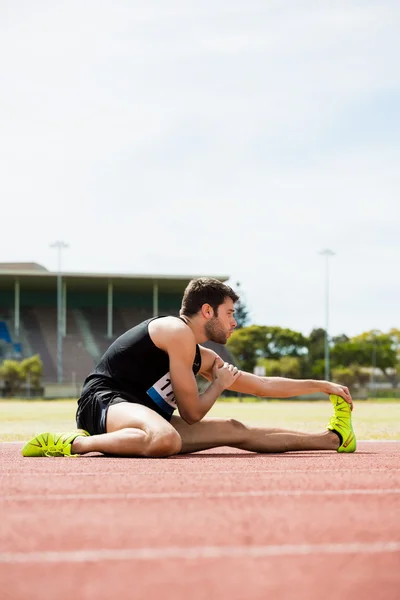 Athlet macht Stretchübung — Stockfoto