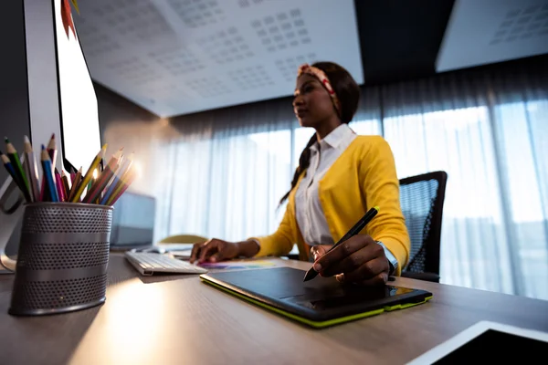 Geschäftsfrau arbeitet an ihrem Computer — Stockfoto