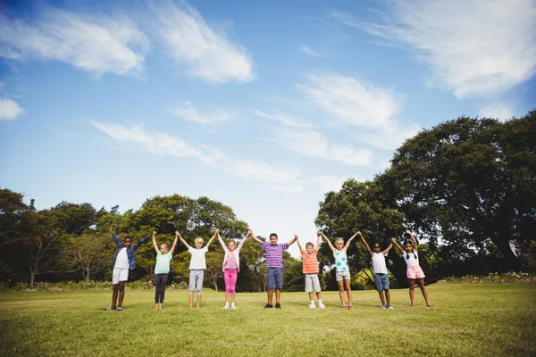 Sonriendo niños posando juntos — Foto de Stock