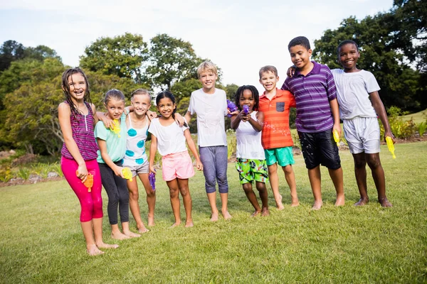 Niños posando juntos — Foto de Stock