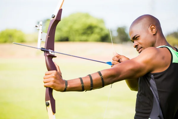 Athlete practicing archery — Stock Photo, Image