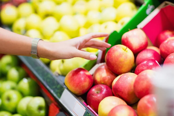 Estante de frutas en el supermercado — Foto de Stock