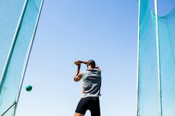 Atleta realizando un lanzamiento de martillo — Foto de Stock