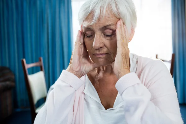 Gepensioneerde m/v hoofdpijn in pensioen huis — Stockfoto